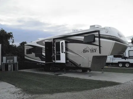 A fifth wheel on a concrete pad site
